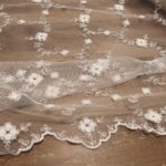 Krajka bílá tylová s výšivkou drobných plastických růžiček