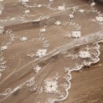 Krajka bílá tylová s výšivkou drobných plastických růžiček