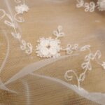 Krajka bílá tylová s výšivkou drobných plastických růžiček