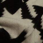 Pletenina s velkým černo-bílým vzorem kohoutí stopy