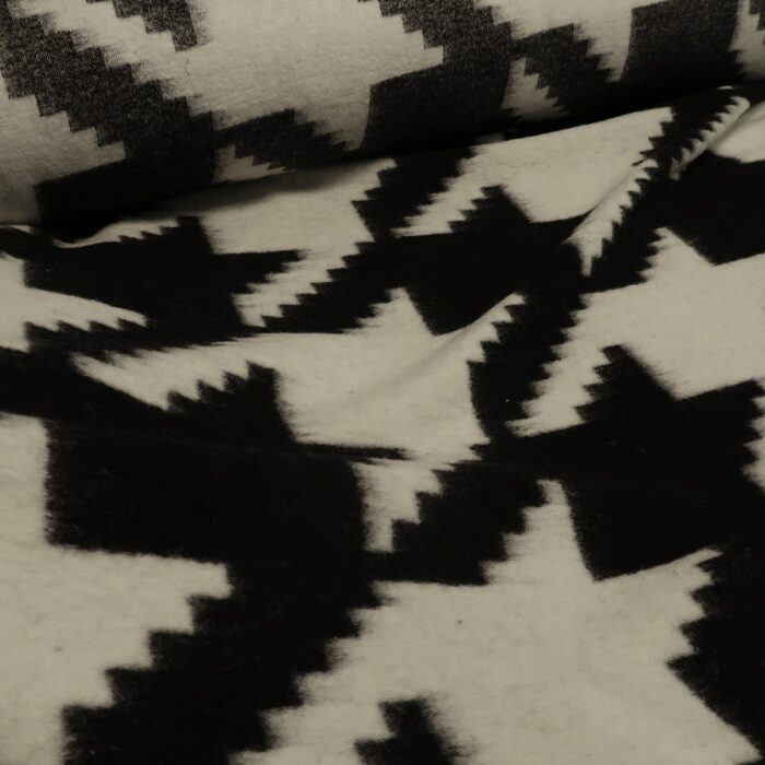 Pletenina s velkým černo-bílým vzorem kohoutí stopy