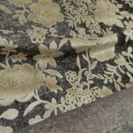 Žakár pudrovo-černý alá pepř a sůl se sametovým béžovým florálním vzorem