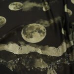 Batist černý hedvábný se vzorem měsíce