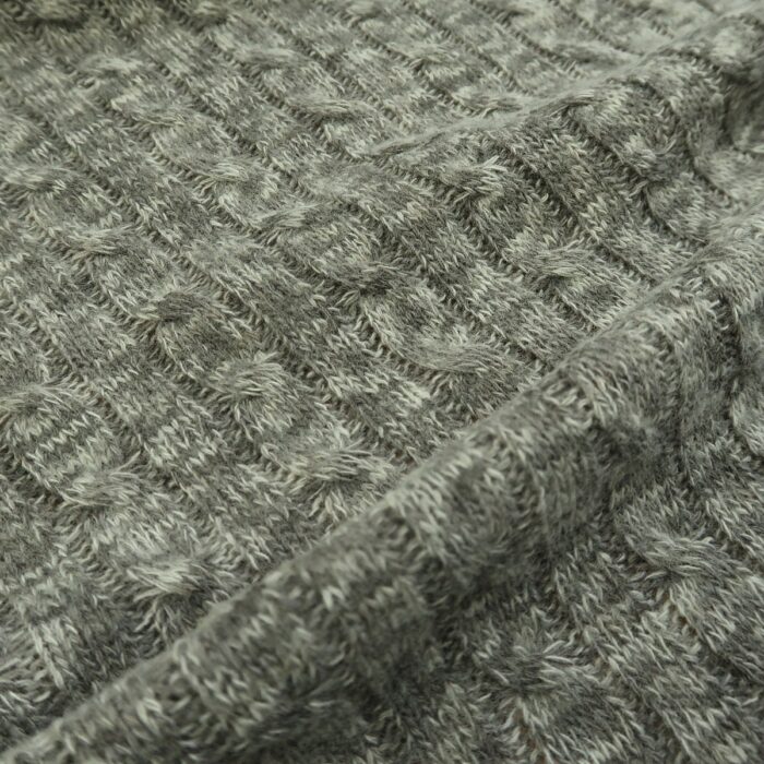 Pletenina šedá melírovaná s vyplétaným osmičkovým vzorem