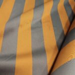 Žakár šedo-oranžový s diagonálními pruhy
