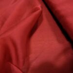 Mušelín cihlově červený krešovaný hedvábný