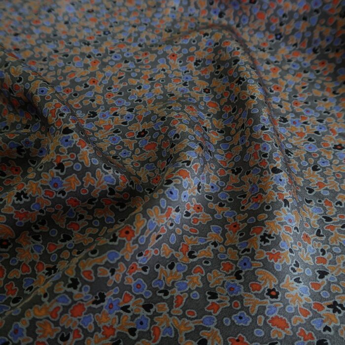 Krepdešín šedý s drobnými oranžovo-modro-černými kvítky