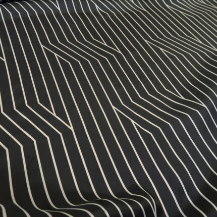 Plátno černé s geometrickým bílým vzorem viskózové s hedvábím
