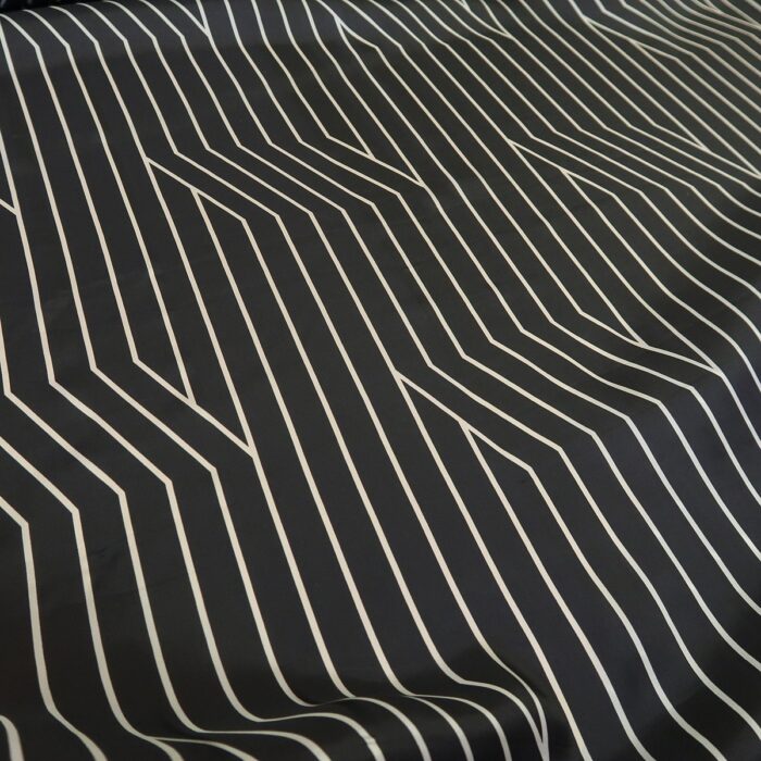 Plátno černé s geometrickým bílým vzorem viskózové s hedvábím