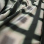 Plátno voálové s kouřovým zeleným vzorem tvořícím okýnka