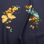Plátno modré s motýli a květinovým vzorem v borduře