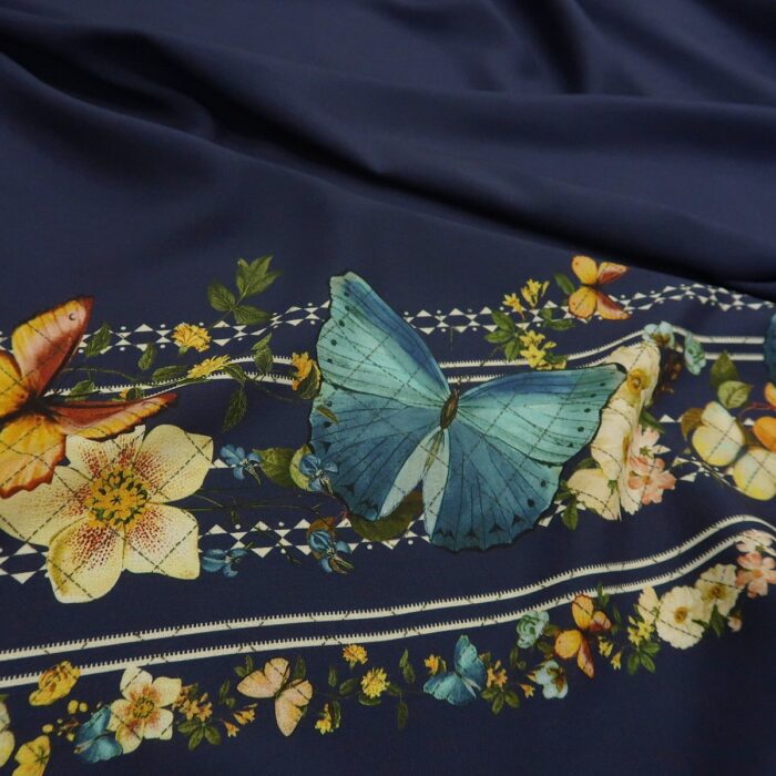 Plátno modré s motýli a květinovým vzorem v borduře