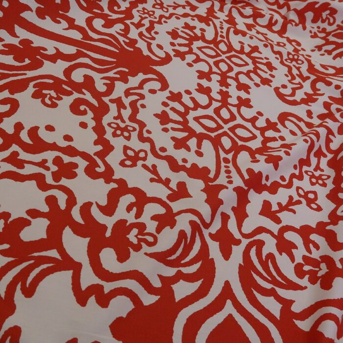 Plátno bílé s červeným ornamentálním vzorem