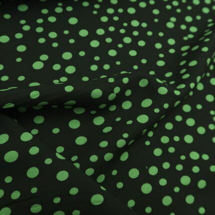 Plátno černé s nepravidelnými zelenými puntíky viskózové