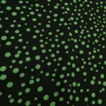 Plátno černé s nepravidelnými zelenými puntíky viskózové