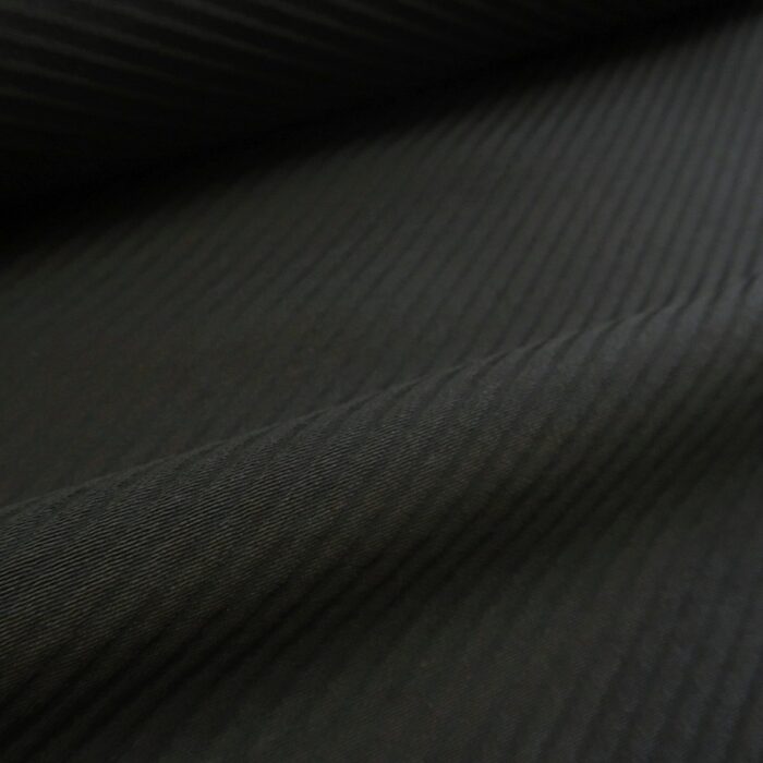 Organtýn černý s diagonálními plastickými šedými proužky