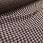 Pletenina s bílo-černo-vínovou kostkou