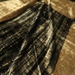 Samet s hnědo-šedými nepravidelnými většími čtverci