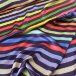 Satén s barevnými proužky