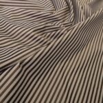 Plátno s béžovým a hnědým proužkem s měděnými odlesky