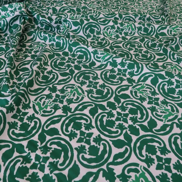 Atlas bílý se zeleným ornamentálním vzorem