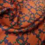 Satén fialový s rezavě hnědooranžovými květy