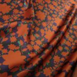 Satén fialový s rezavě hnědooranžovými květy