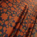 Satén fialový s rezavě hnědooranžovými květy