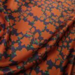 Satén fialový s rezavě hnědooranžovými květy