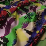 Satén s barevným fialovo-žluto-zeleným africkým vzorem