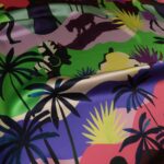 Satén s barevným fialovo-žluto-zeleným africkým vzorem