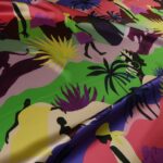 Satén s barevným fialovo-žluto-zeleným africkým vzorem