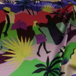 Satén s barevným fialovo-žluto-zeleným africkým vzorem