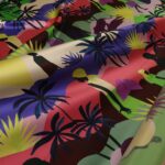 Satén s barevným fialovo-žluto-zeleným africkým vzorem