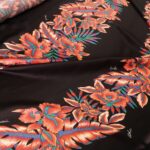 Satén černý s ibiškovými květy v pruzích