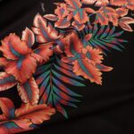 Satén černý s ibiškovými květy v pruzích