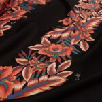 Satén černý s ibiškovými květy v pruzích