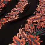 Satén černý s ibiškovými květy v pruzích