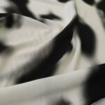 Plátno bílé s černým moaré viskózové