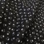 Plátno černé s bílými lebkami