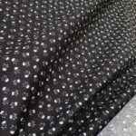 Plátno černé s bílými lebkami