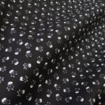 Plátno černé s bílými lebkami