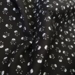 Plátno černé s bílými lebkami