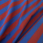 Gabardén s modrými a červenými proužky