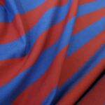 Gabardén s modrými a červenými proužky