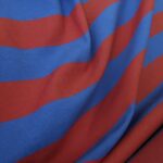 Gabardén s modrými a červenými proužky
