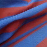 Gabardén s modrými a červenými proužky