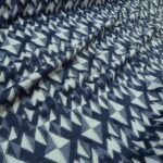 Úplet modro-bílý žakárový s geometrickými vzory