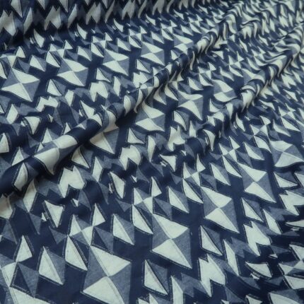 Úplet modro-bílý žakárový s geometrickými vzory