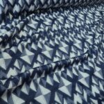 Úplet modro-bílý žakárový s geometrickými vzory